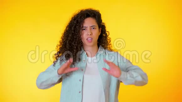 生气生气的女人举起手说不停怀疑和不信任的表情对某人感到愤怒西班牙裔视频的预览图