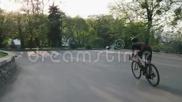 瘦小的运动骑自行车的人在公园里爬山在公园里骑自行车下山公路自行车手慢动作视频的预览图