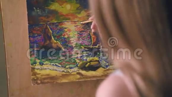 女孩画在画架上视频的预览图