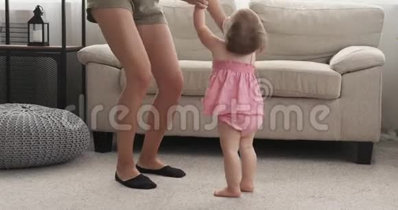 少女在家和妹妹跳舞视频的预览图