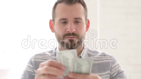 成年男子数美元纸币视频的预览图