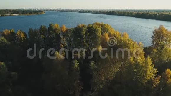 空中无人机镜头乘飞机飞越Dnipro河上的岛屿在秋季观看基辅市视频的预览图