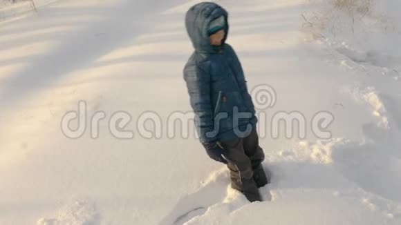 让雪天使躺在雪地上的青少年视频的预览图