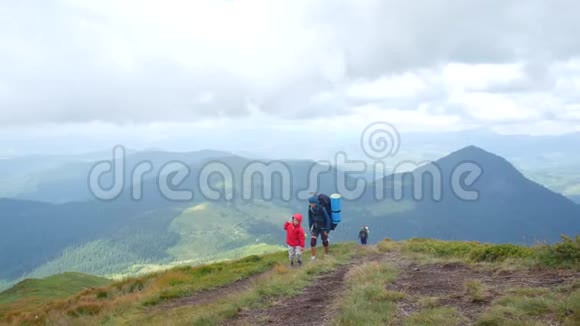一群游客上升到一个山脉的顶端视频的预览图