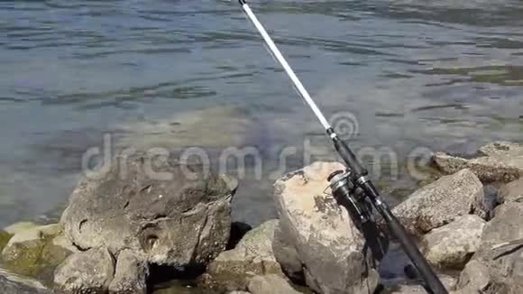 在岩石海岸上的钓鱼竿视频的预览图