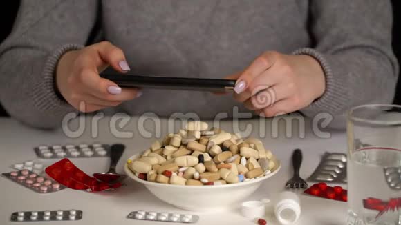 女孩用碗做照片片药品视频的预览图