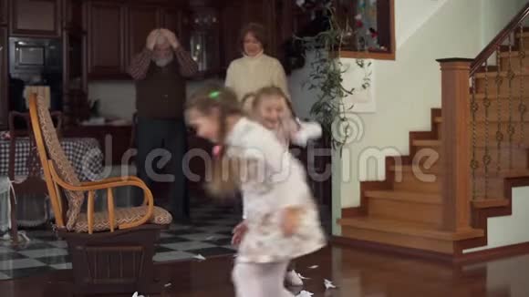 淘气的孩子在爷爷奶奶的房子里扔东西奶奶和爷爷站在视频的预览图