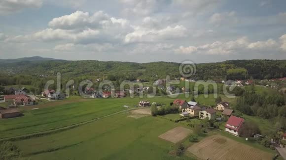 从鸟瞰全景中欧城镇或村庄位于青山之间气候温和飞行d视频的预览图