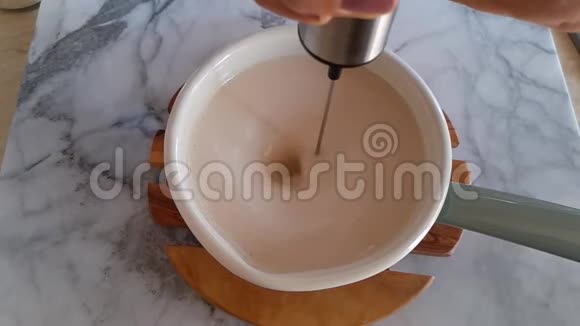 为早上的拿铁咖啡泡上植物牛奶视频的预览图