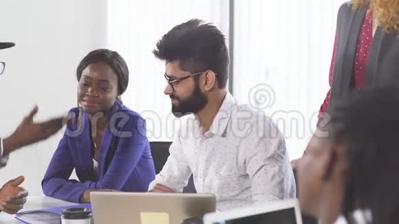 非洲商业教练向不同的员工群体展示视频的预览图