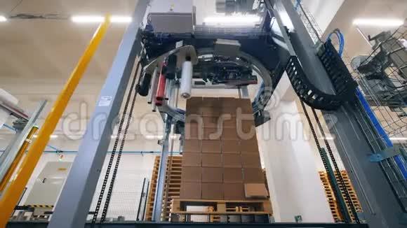 工厂机器密封盒与塑料包装视频的预览图