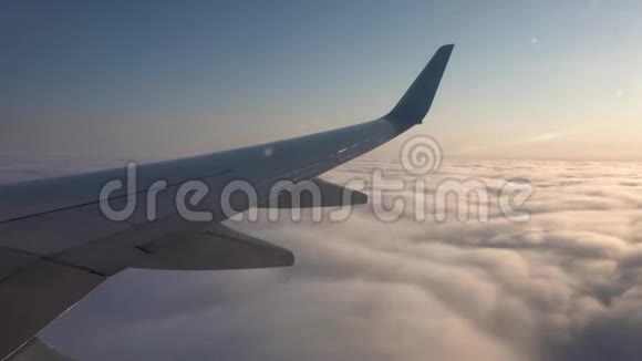 从平面窗口查看飞机窗口的翅膀和天空视频的预览图