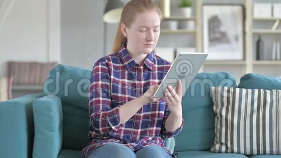 年轻女子在平板电脑上打电话视频的预览图