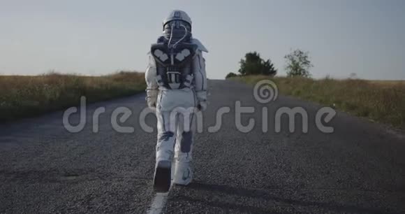 宇航员在路上行走视频的预览图