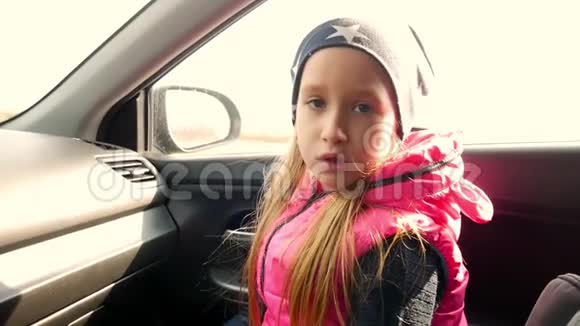 女孩解释说坐在车里视频的预览图