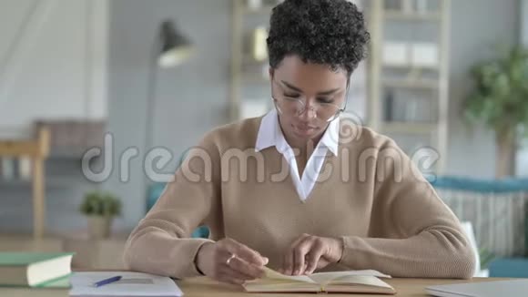 非洲女孩阅读她的笔记本视频的预览图