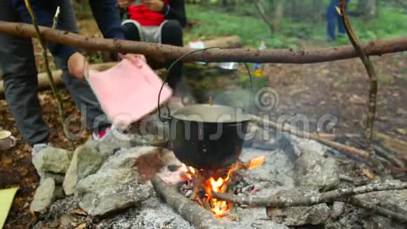 在木桩上煮汤野营生活视频的预览图