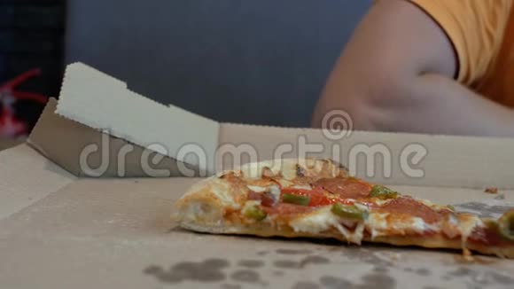 最后一片比萨饼是在一个人的背景下的披萨盒里4k4k视频视频的预览图