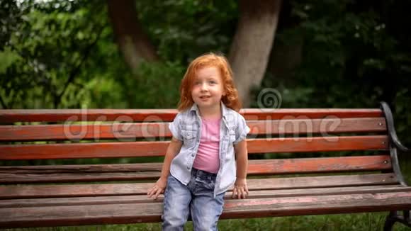 小可爱的女孩坐在长凳上视频的预览图