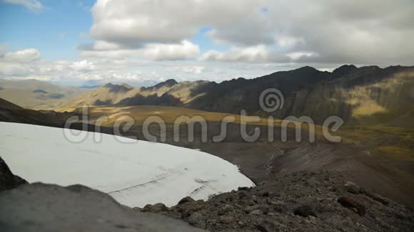 冰川和山谷的一部分有多岩石的山脉云浮在天空中它们视频的预览图