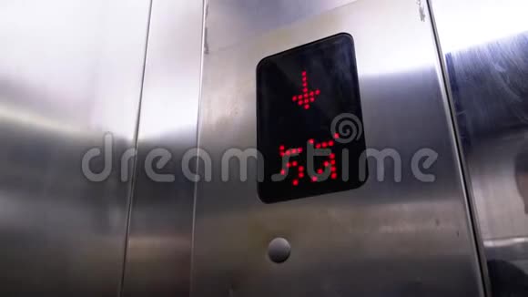 数字显示在电梯与箭头向下显示从24楼到1楼的地板视频的预览图