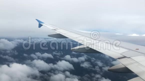 4k在加利福尼亚飞行的飞机机翼飞越山云视频的预览图