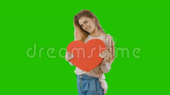 情人节礼物的红发女孩被隔离在绿色屏幕上视频的预览图