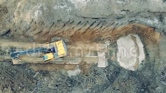 作业施工挖掘机在斗内移动砂视频的预览图