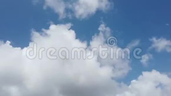 在蔚蓝的夏日天空中美丽的膨胀积云飞得飞快无忧无虑视频的预览图