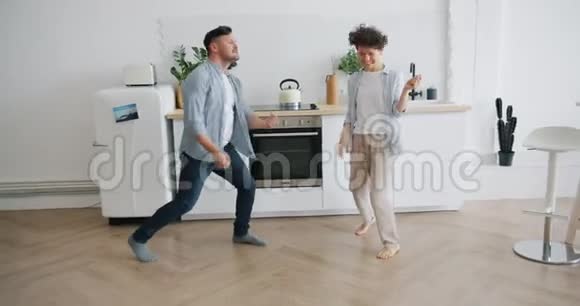 丈夫和妻子在厨房跳舞玩得开心在家享受闲暇时光视频的预览图