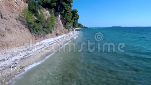 在希腊哈尔基迪基的尼奥斯马马马拉斯用无人驾驶飞机向前推进的蓝色海滩的空中景色视频的预览图