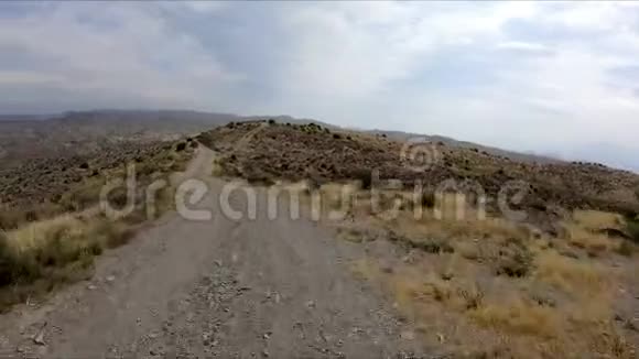 在Alhabia旁边的夏日山路视频的预览图