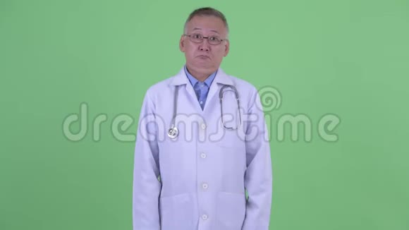 困惑成熟的日本男子医生耸肩视频的预览图
