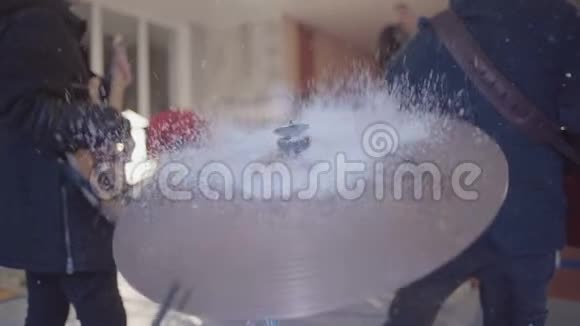 鼓手打在潮湿的鼓上雪从中缓慢地溅出100fps视频的预览图