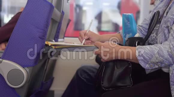 坐在火车上的女人正在解字谜视频的预览图