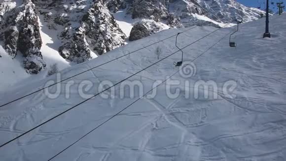 在雪山上乘坐空索道视频的预览图