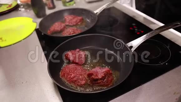 在烤盘上煮牛肉和猪肉牛排视频的预览图