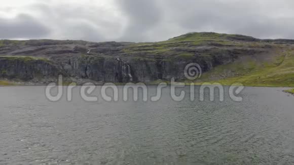 空中镜头的AurlandsfjelletFlotvatnet湖与瀑布Flotane在夏天从湖到顶部视频的预览图