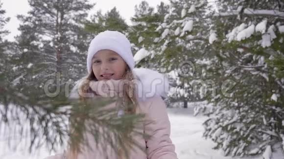 可爱的女孩在森林里的大雪下视频的预览图