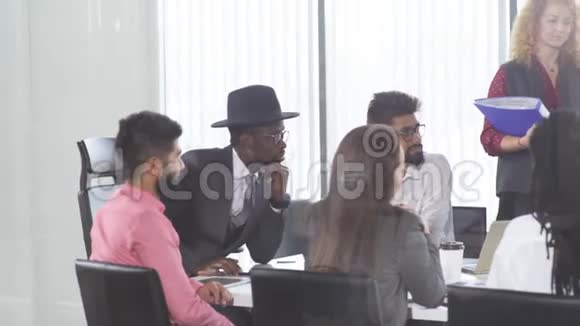 混合种族的不同同事在办公室讨论新项目视频的预览图