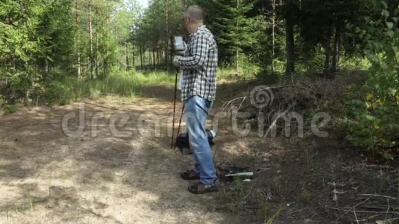 森林里的徒步旅行者寻找电话区域视频的预览图
