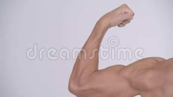 年轻肌肉发达的赤膊男子伸展肌肉视频的预览图