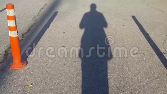 一个人在路上行走的影子视频的预览图