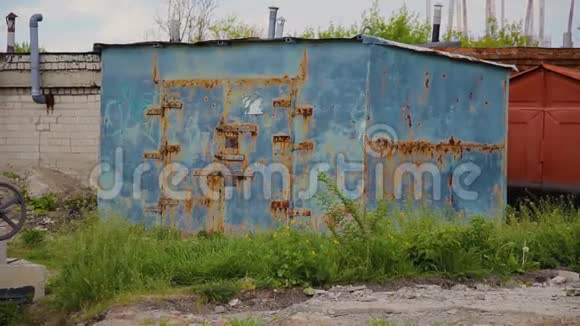 旧废弃的铁皮车库有封闭门的小型老建筑视频的预览图
