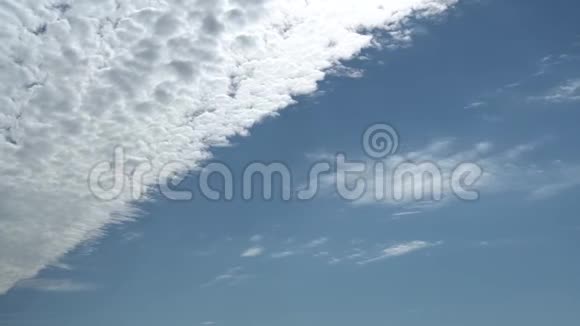 层云向不同方向移动令人放松的移动转换云观全高清时间延时视频的预览图