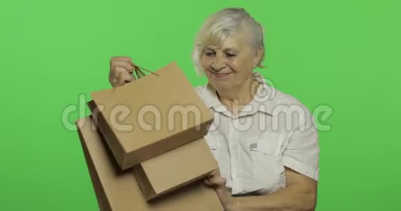 一位带购物袋的老妇人购物呈现铬键视频的预览图
