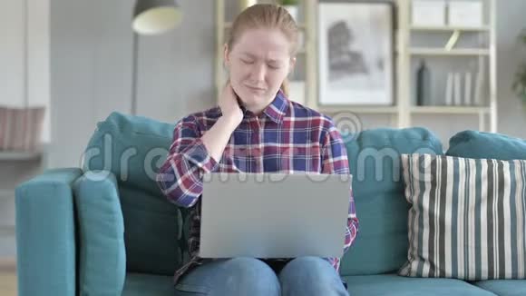 年轻女子在做手提电脑脖子疼视频的预览图