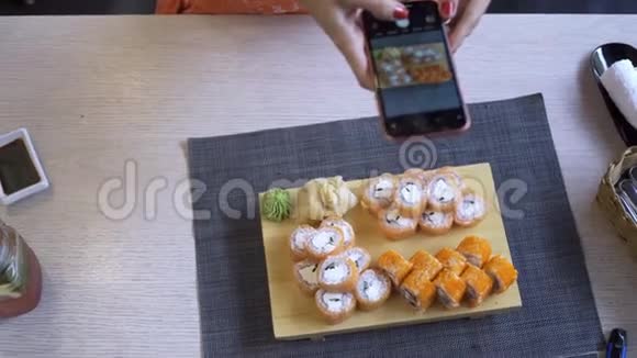 一位女博主在手机上为食物拍照在社交网络上可以俯瞰视频的预览图