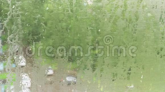 水滴像镜片在蚊帐上夏天倾盆大雨在城市里4K视频视频的预览图