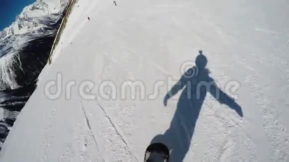 FPV滑雪板下山滑雪者的影子初级教育动作摄像机在滑雪板上头盔视频的预览图